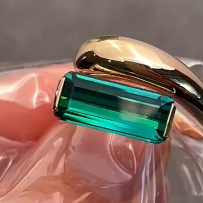 2.0 CT Luxurious Emerald Cut Green Zircon Engagement Ring