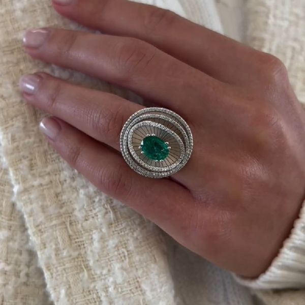 0.4 Carats Oval Cut Natural Beige Gold With Emerald And Zircon Ring