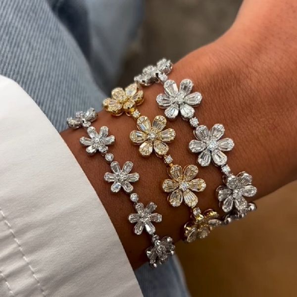 3.15 Carats Round Cut Gold Zircon Leah Flower Bangle