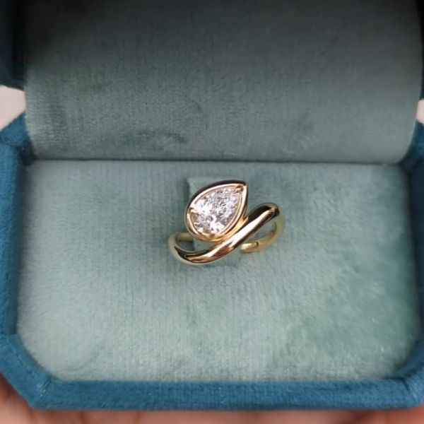 3.0 Carats Pear-shaped Zircon Engagement Ring