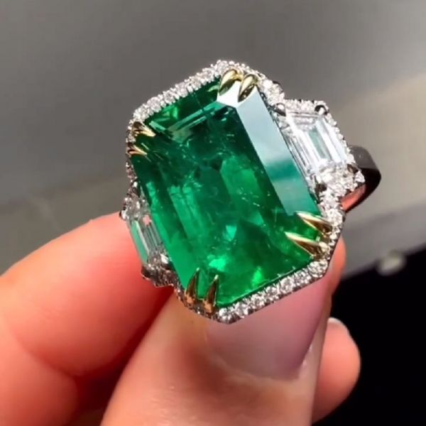 8.55 Carats Emerald Cut Fine Emerald And Zircon Ring