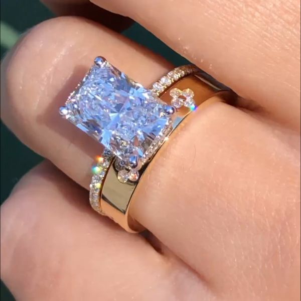 Center stone ring decorated with small Zircon style